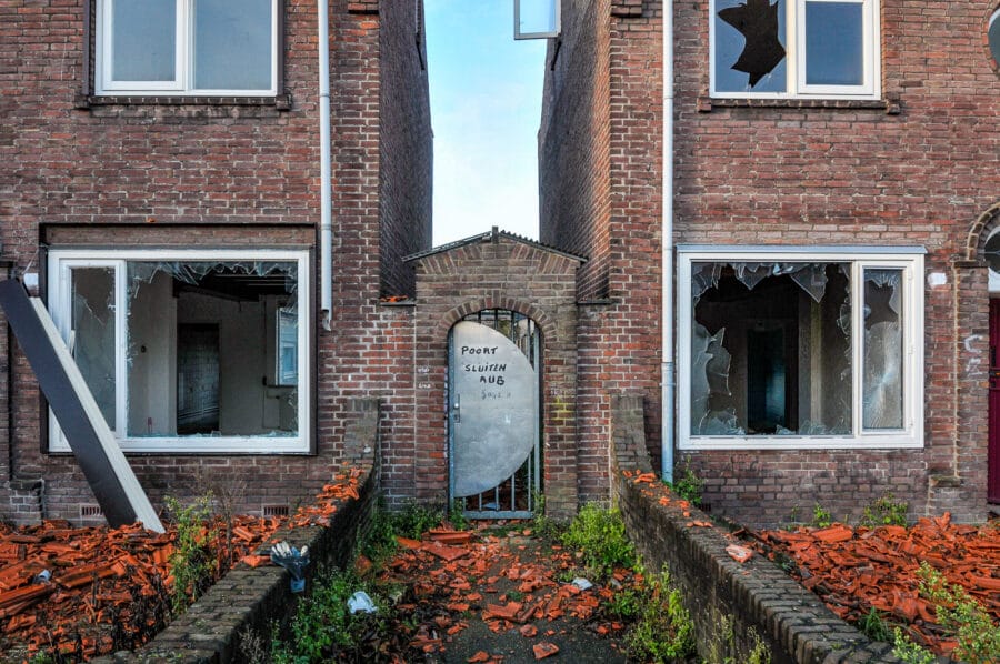 Poort in Tilburgse wijk Groeseind ten tijde van de sloop in 2010