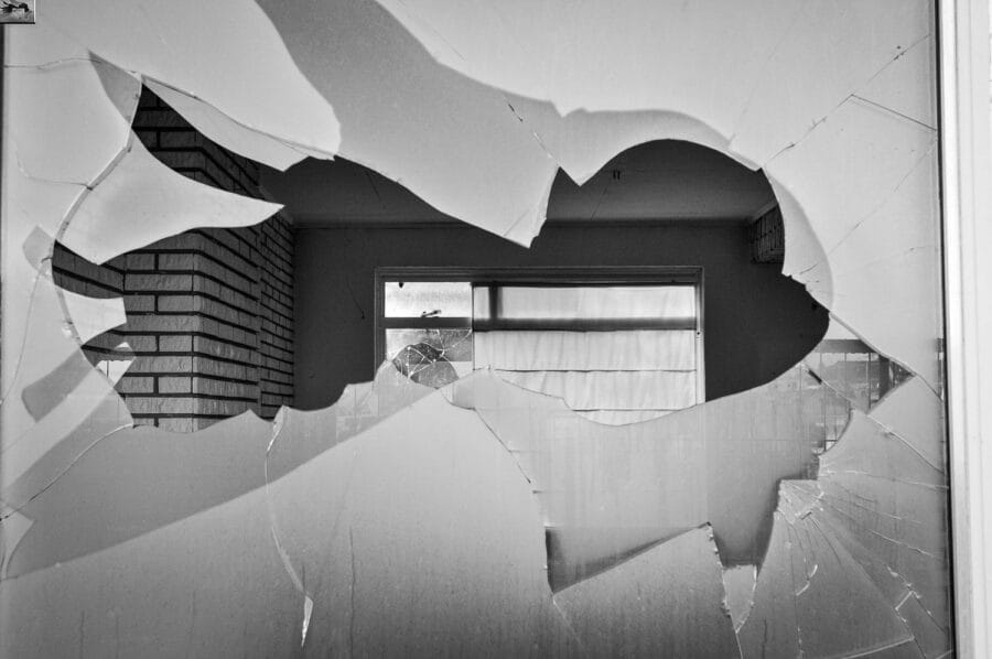 Tilburgse wijk Groeseind ten tijde van de sloop in 2010: Kapot raam