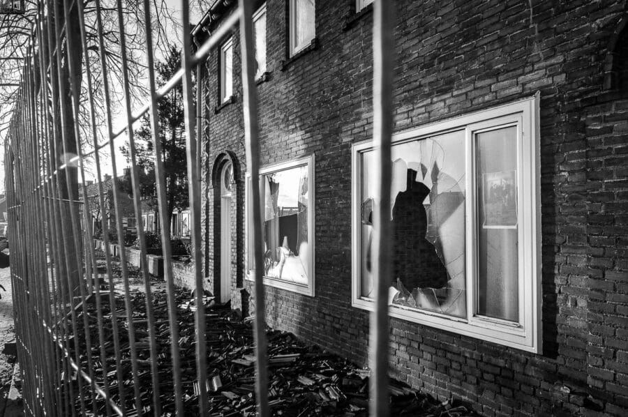 Tilburgse wijk Groeseind ten tijde van de sloop in 2010: Kapot gegooide ramen