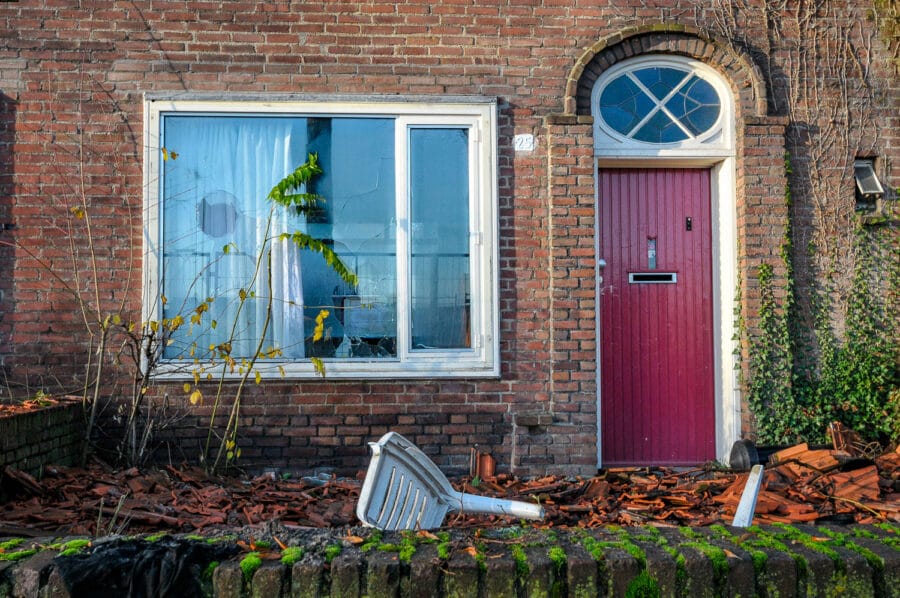 Tilburgse wijk Groeseind ten tijde van de sloop in 2010: Voordeur met tuinstoel