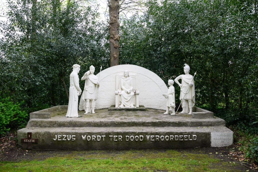 Kruiswegbeeld 'Jezus wordt ter dood veroordeeld' in Peerke Donderspark in Tilburg Noord