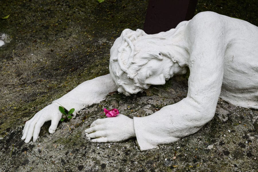 Kruiswegbeeld Jezus op de grond in Peerke Donders park in Tilburg Noord