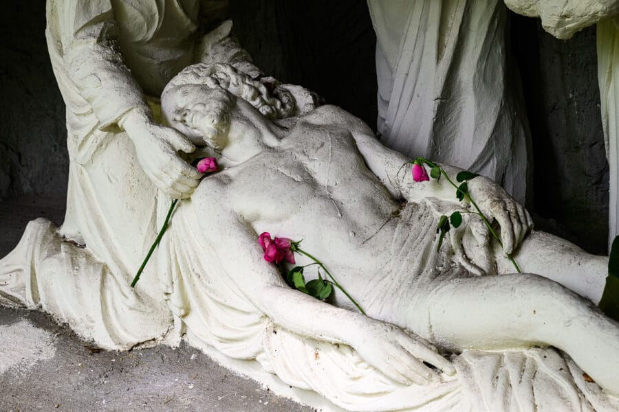 Detail van Kruiswegbeeld Jezus ligt in de handen van Maria in Peerke Donders park Tilburg Noord