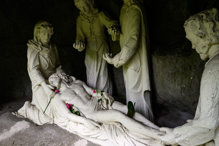 Kruiswegbeeld Jezus ligt in de handen van Maria in Peerke Donders park Tilburg Noord