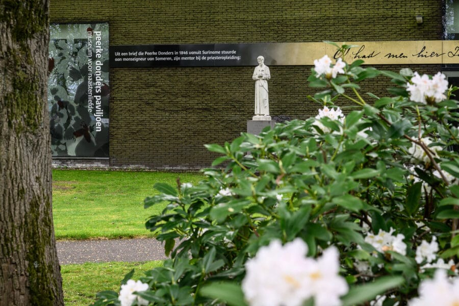 Beeld Peerke Donders in Peerke Donders park in Tilburg Noord
