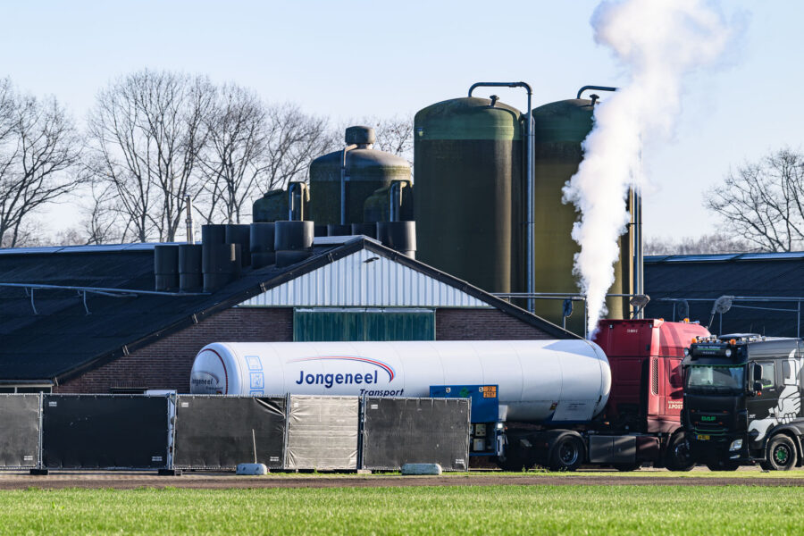 Tankwagen met gas bij stal in Deurne waar NVWA bezig is met ruiming van 162.000 vleeskuikens.