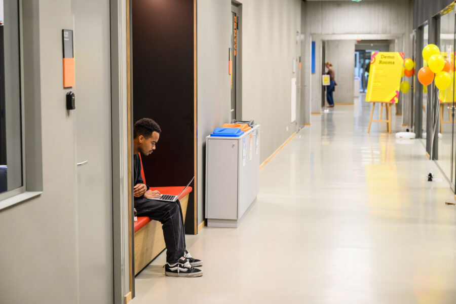 Student met latop in Mindlabs Tilburg: