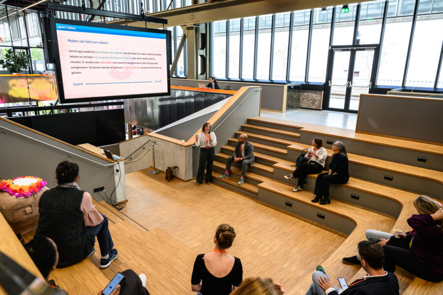 Mensen in gesprek tijdens Evenement van Mindlabs Tilburg: Faces of the Future