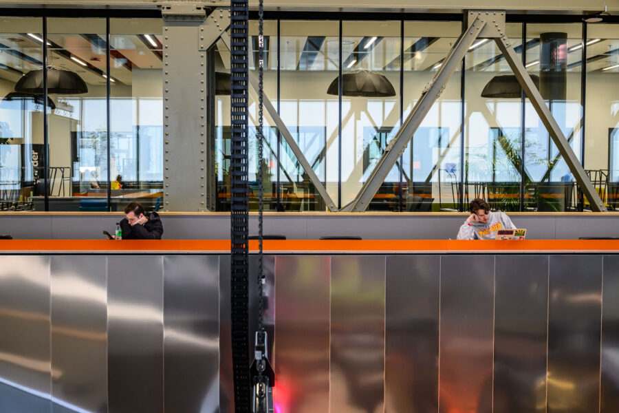 Twee studenten in Mindlabs Tilburg