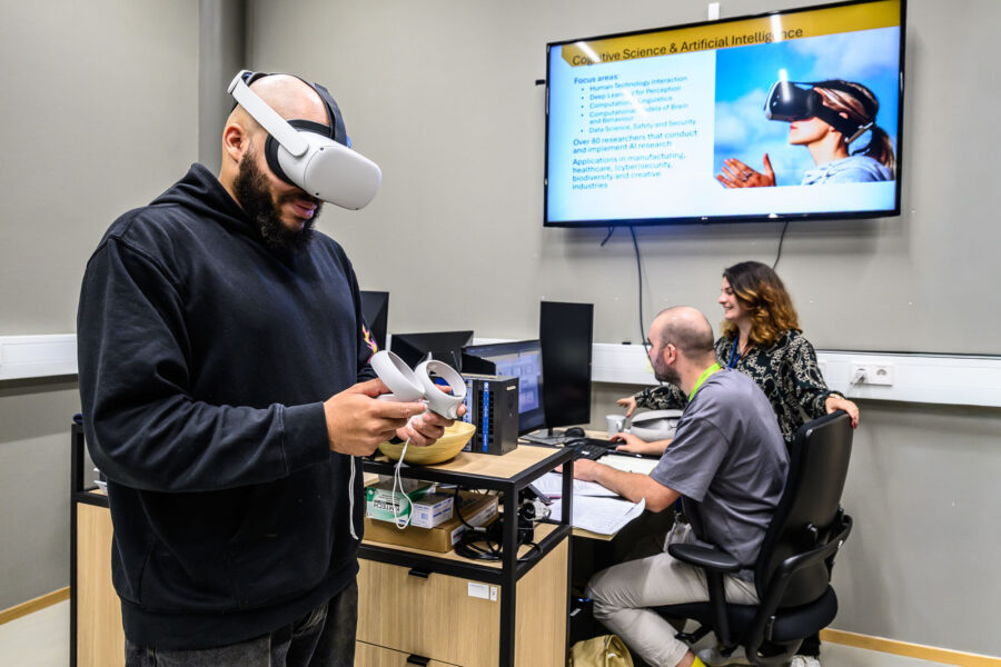 Faces of the Future event in Mindlabs Tilburg, man met virtual reality bril